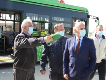 Primarul Ion Lungu, președintele CJ, Gheorghe Flutur, dir. ADR NE, Vasile Asandei, și viceprimarul Lucian Harșovschi, la recpționarea celor 25 de autobuze electrice