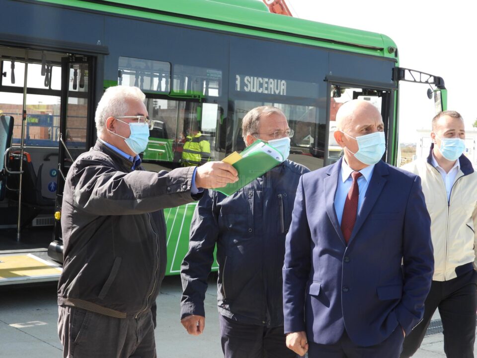 Primarul Ion Lungu, președintele CJ, Gheorghe Flutur, dir. ADR NE, Vasile Asandei, și viceprimarul Lucian Harșovschi, la recpționarea celor 25 de autobuze electrice Primarul Ion Lungu, președintele CJ, Gheorghe Flutur, dir. ADR NE, Vasile Asandei, și viceprimarul Lucian Harșovschi, la recpționarea celor 25 de autobuze electrice