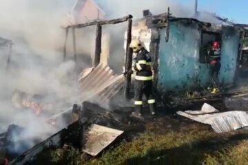 Flăcările izbucnite de la jarul căzut din sobă au distrus locuința bărbatului