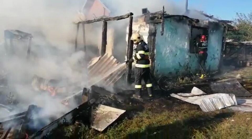 Flăcările izbucnite de la jarul căzut din sobă au distrus locuința bărbatului Flăcările izbucnite de la jarul căzut din sobă au distrus locuința bărbatului