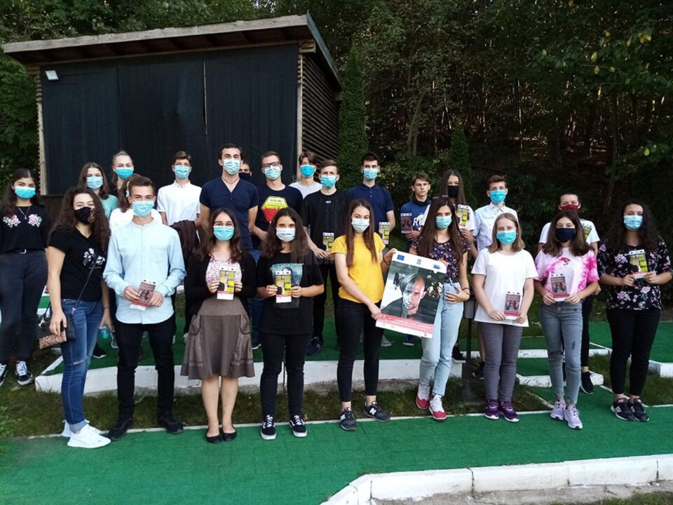 Dezbateri în aer liber cu voluntari ai Asociației Tinerilor Ortodocși Suceveni