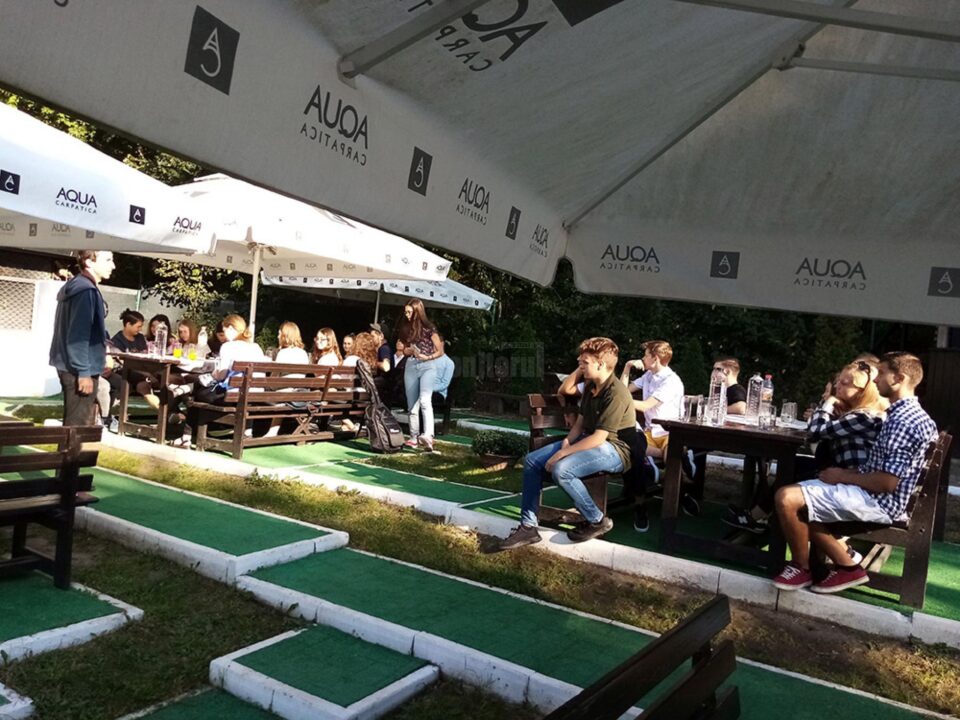 Dezbateri în aer liber cu voluntari ai Asociației Tinerilor Ortodocși Suceveni