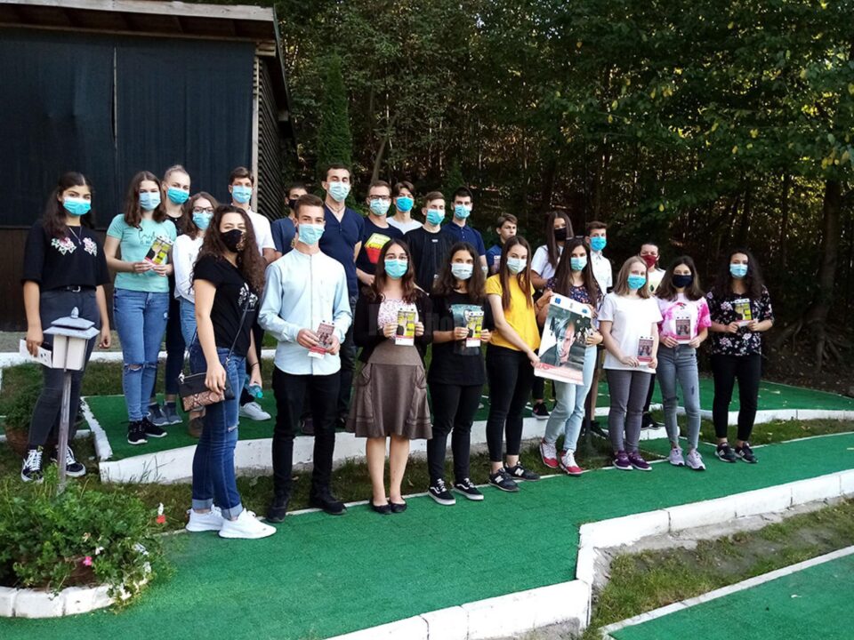 Dezbateri în aer liber cu voluntari ai Asociației Tinerilor Ortodocși Suceveni