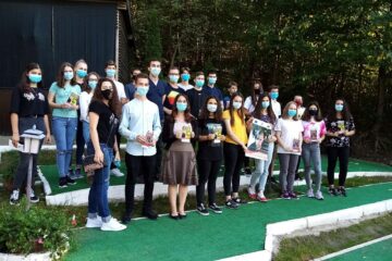 Dezbateri în aer liber cu voluntari ai Asociației Tinerilor Ortodocși Suceveni