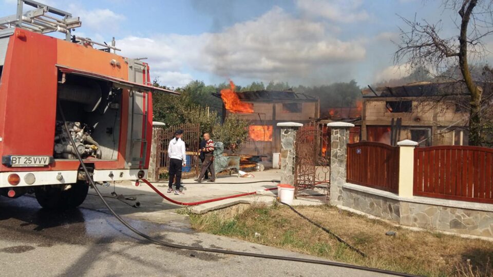 Un incendiu a cuprins vineri anexele unei gospodării din Berești