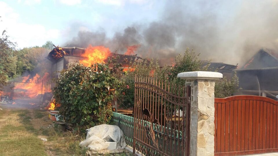 Un incendiu a cuprins vineri anexele unei gospodării din Berești