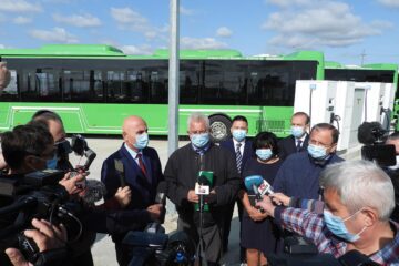 Primarul Ion Lungu, președintele CJ, Gheorghe Flutur, și dir. ADR NE, Vasile Asandei, la recepționarea celor 25 de autobuze electrice