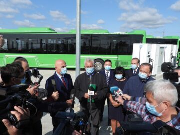 Primarul Ion Lungu, președintele CJ, Gheorghe Flutur, și dir. ADR NE, Vasile Asandei, la recepționarea celor 25 de autobuze electrice