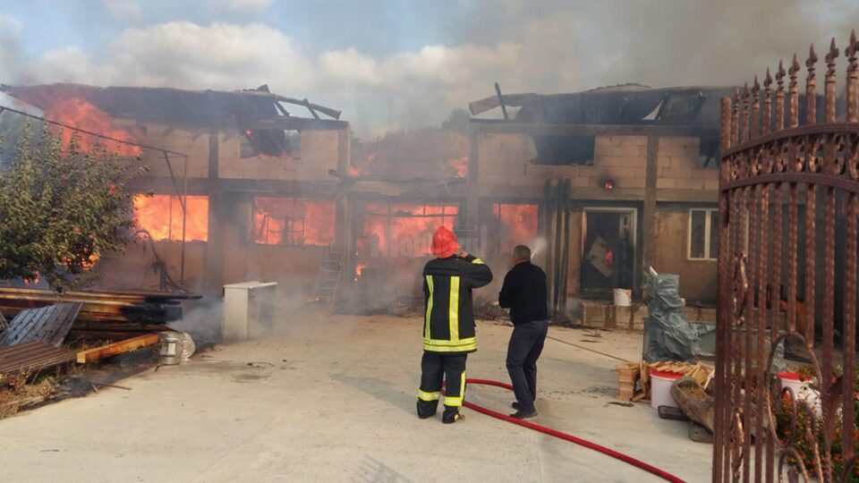 Un incendiu a cuprins vineri anexele unei gospodării din Berești