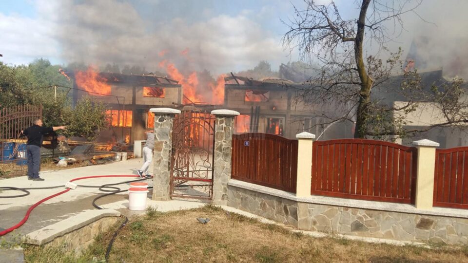 Un incendiu a cuprins vineri anexele unei gospodării din Berești