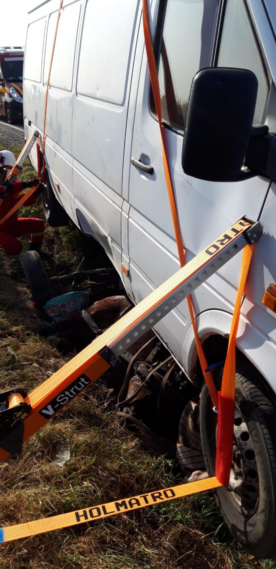 In urma impactului dintre vehicule, calul a fost prins sub microbuz In urma impactului dintre vehicule, calul a fost prins sub microbuz