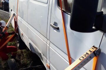 In urma impactului dintre vehicule, calul a fost prins sub microbuz