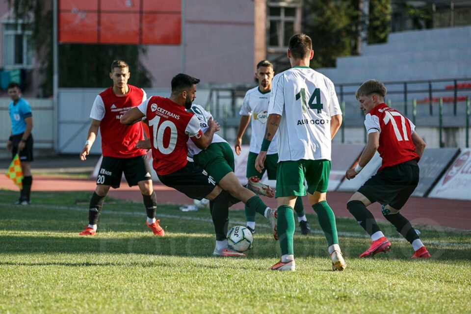Autorul golului, Julei, în luptă pentru balon cu trei adversari. Foto Codrin Anton (FotoSport)