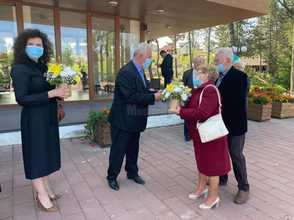 Cuplurile din Suceava care au împlinit 50 de ani de căsătorie, au fost sîrbătorite la zona de agrement Tătărași, într-o superbă zi de toamnă Cuplurile din Suceava care au împlinit 50 de ani de căsătorie, au fost sîrbătorite la zona de agrement Tătărași, într-o superbă zi de toamnă