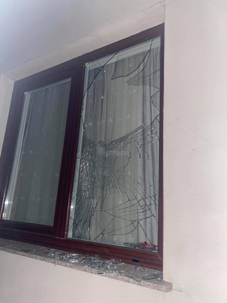 Geamuri distruse la casa familiei Bodnar