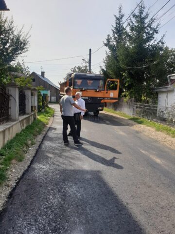 Lucrările de asfaltare din Rădăuți continuă în ritm accelerat