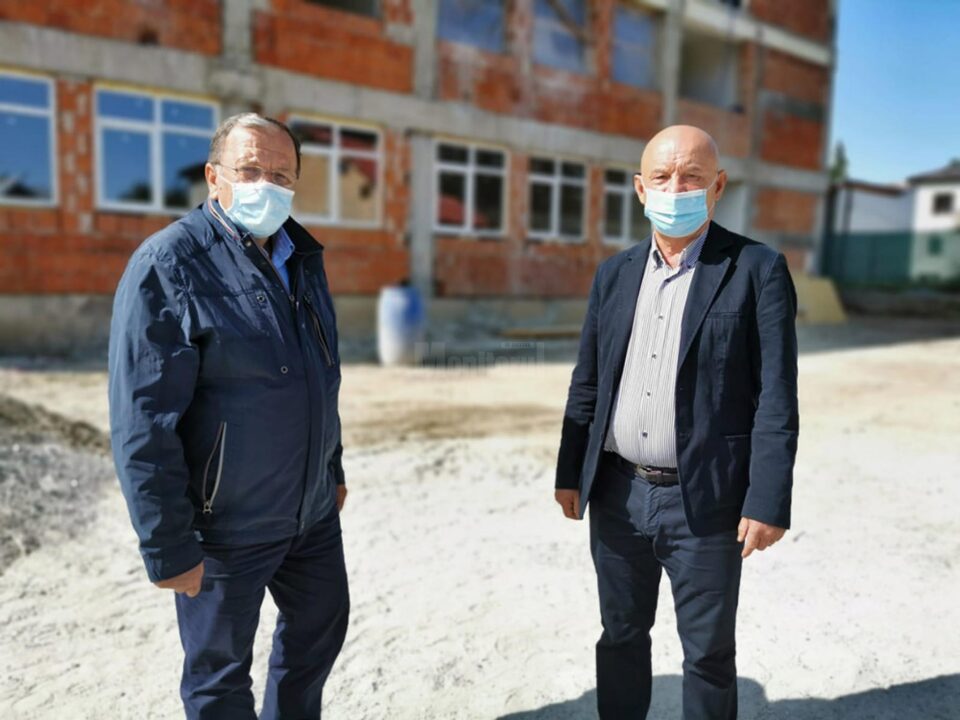 Gheorghe Flutur și directorul Centrului Școlar de Educație Incluzivă ”Sf. Andrei” din Gura Humorului, Mihail Ciocoiu Gheorghe Flutur și directorul Centrului Școlar de Educație Incluzivă ”Sf. Andrei” din Gura Humorului, Mihail Ciocoiu