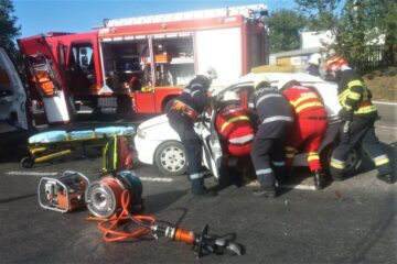 Pompierii au extras femeia rămasă blocată în autoturism