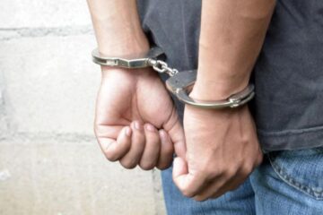 Concubin agresiv, încătușat de polițiștii care au fost chemați să-l potolească