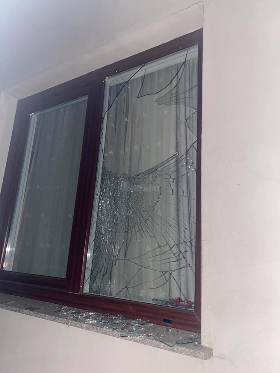 Geamuri distruse la casa familiei Bodnar