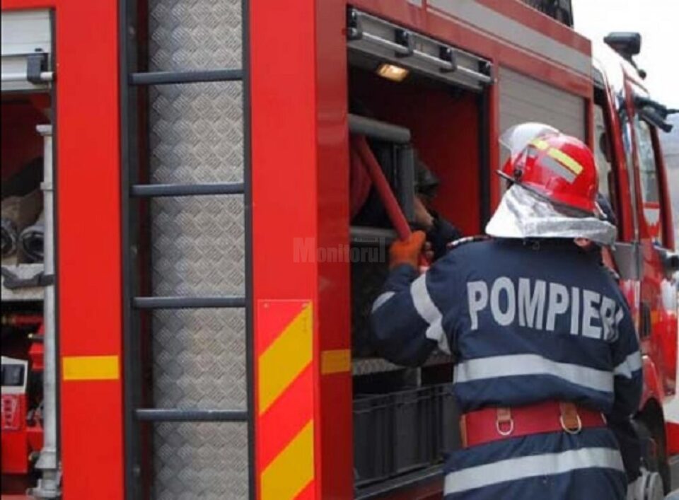Pompierii militari au găsit un incendiu care se manifesta în interiorul autoturismului și în partea din față a mașinii Pompierii militari au găsit un incendiu care se manifesta în interiorul autoturismului și în partea din față a mașinii