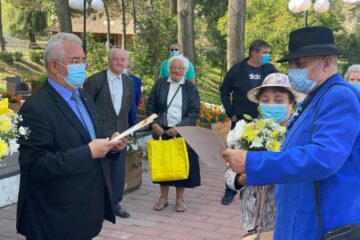 Cuplurile din Suceava care au împlinit 50 de ani de căsătorie au fost sărbătorite la zona de agrement Tătărași, într-o superbă zi de toamnă