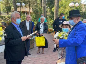 Cuplurile din Suceava care au împlinit 50 de ani de căsătorie au fost sărbătorite la zona de agrement Tătărași, într-o superbă zi de toamnă