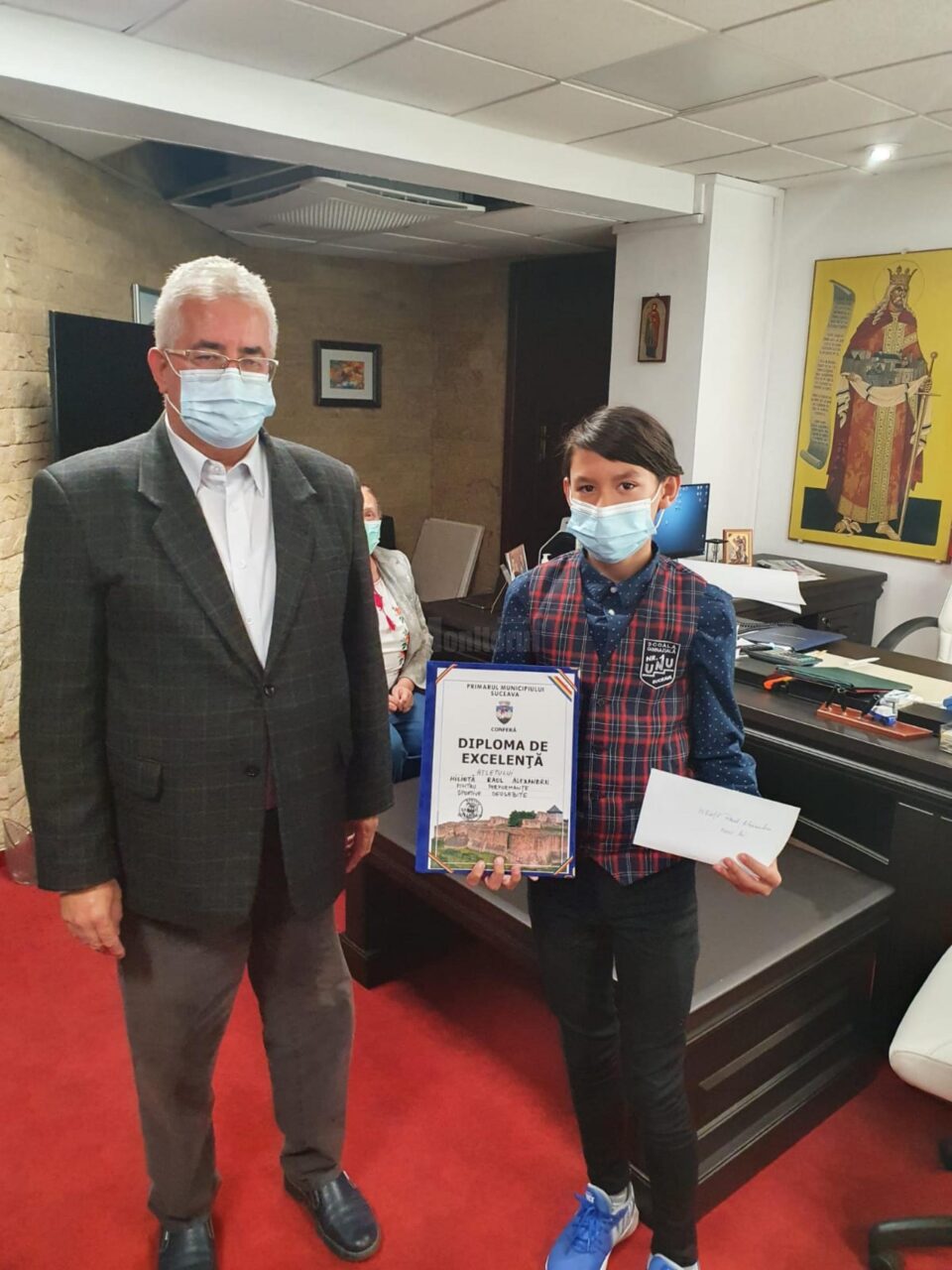 Tânărul sportiv Alexandru Raul Iliuță, premiat de primarul Ion Lungu Tânărul sportiv Alexandru Raul Iliuță, premiat de primarul Ion Lungu