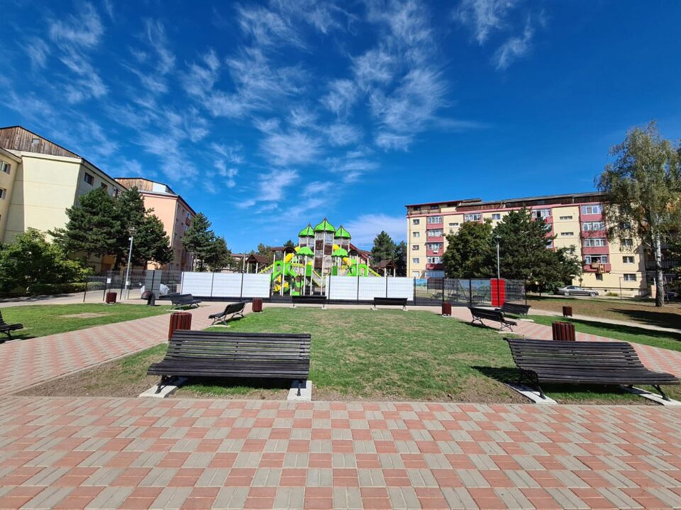 Zona de relaxare din fața spațiului de joacă