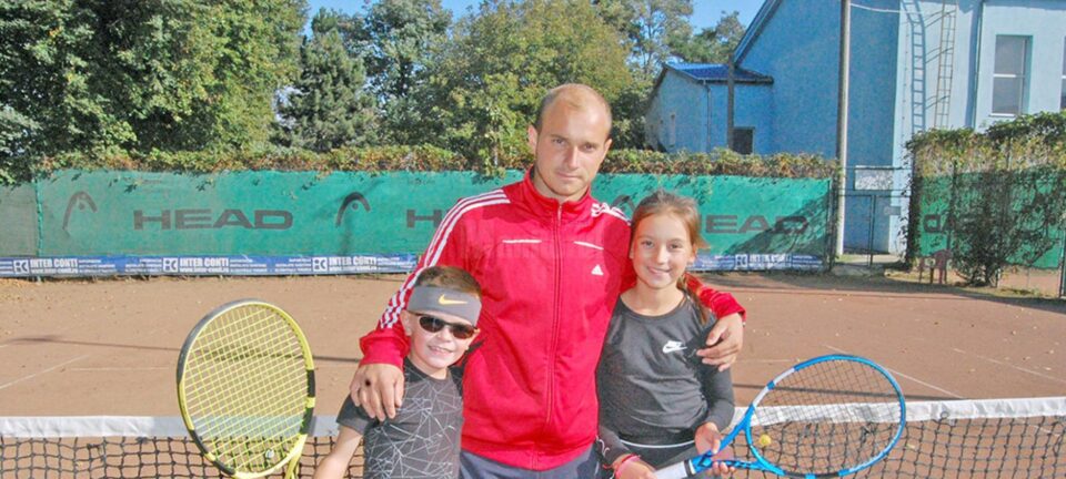 Antrenorul Bogdan Marasin, alături de sportivii Ștefan Morari și Maya Rotari