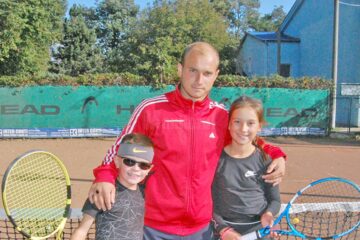 Antrenorul Bogdan Marasin, alături de sportivii Ștefan Morari și Maya Rotari