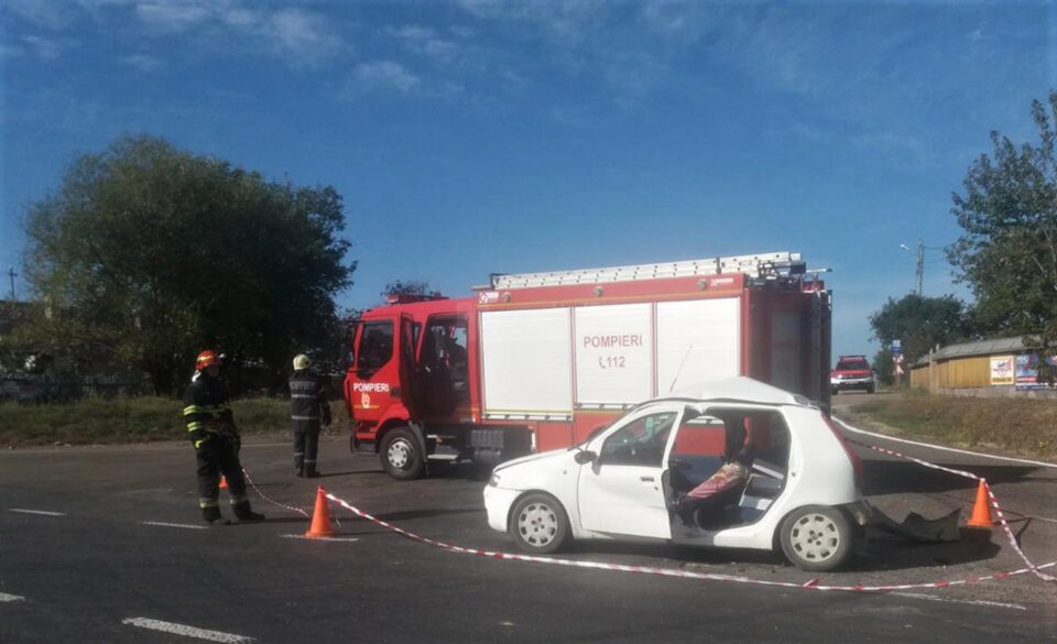Femeie rănită în urma coliziunii dintre un autoturism și un autotren, la Ratoș
