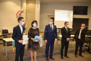 Premii în bani, distincții, diplome, trofee, flori pentru 41 de elevi care au luat 10 pe linie la evaluarea națională și la bacalaureat