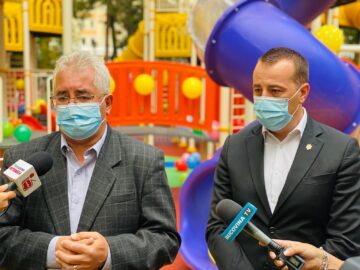 Primarul Ion Lungu și viceprimarul Lucian Harșovschi la inaugurarea locului de joacă din Parcul Central