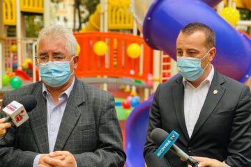 Primarul Ion Lungu și viceprimarul Lucian Harșovschi la inaugurarea locului de joacă din Parcul Central