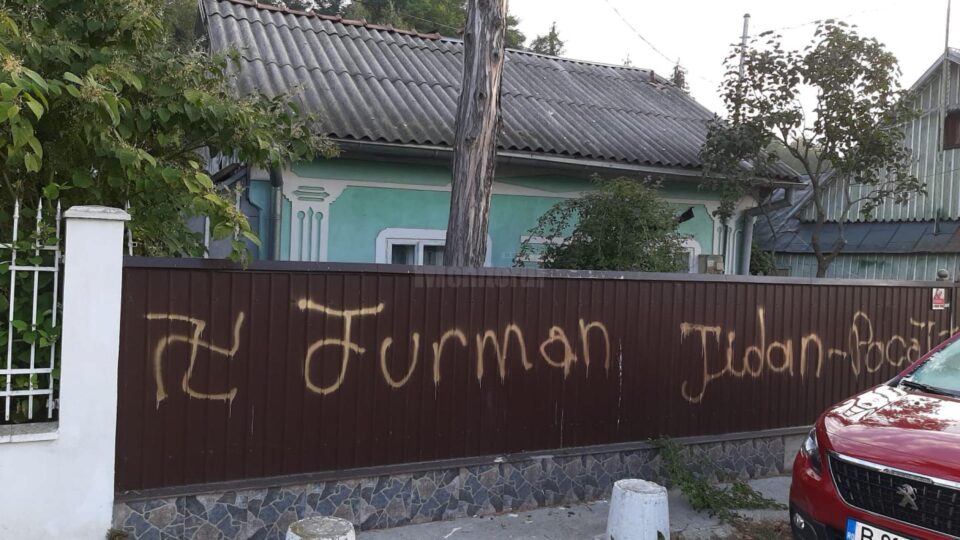 Mesaje antisemite pe afișe și pe gard, față de un candidat la Primăria Dornești