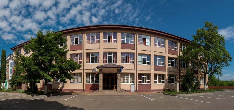 Zeci de elevi calificați la locul de muncă, printr-un proiect implementat de Colegiul „Petru Mușat”