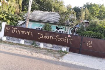 Mesaje antisemite pe afișe și pe gard, față de un candidat la Primăria Dornești