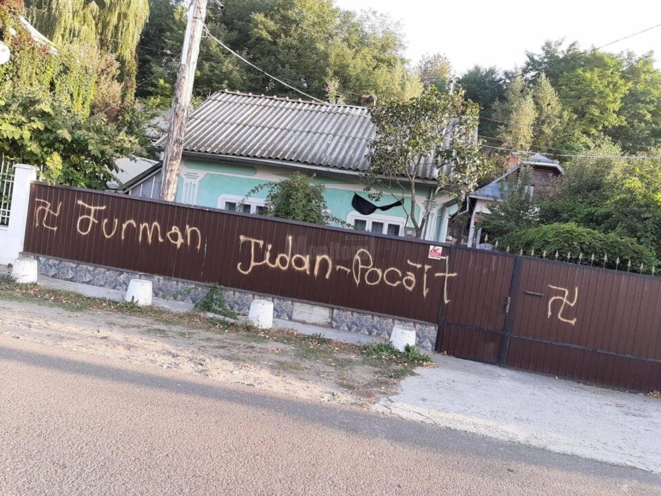 Mesaje antisemite pe afișe și pe gard, față de un candidat la Primăria Dornești