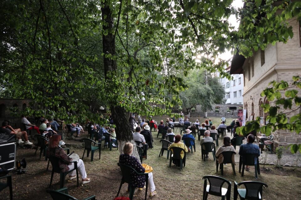 Spectacol în aer liber, în curtea Hanului Domnesc