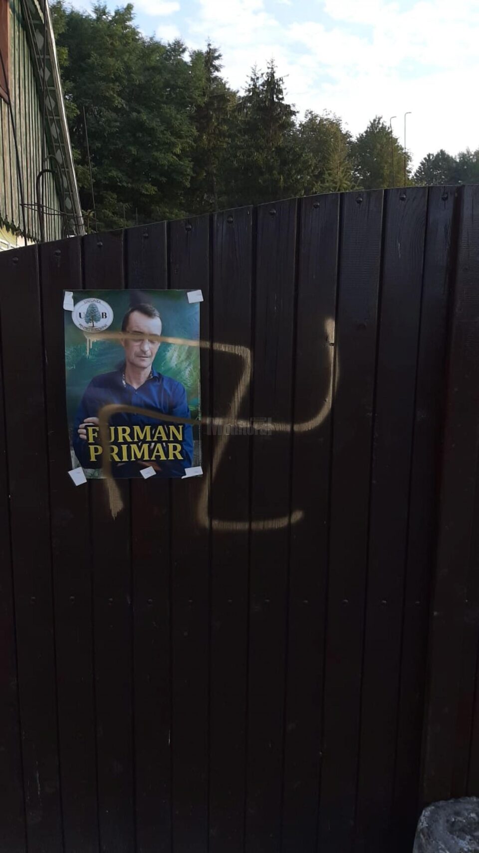 Mesaje antisemite pe afișe și pe gard, față de un candidat la Primăria Dornești