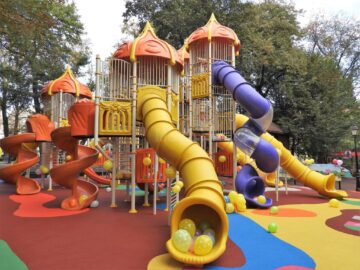 Loc de joacă de 600 de mp, pentru 150 de copii care se pot juca simultan, în Parcul Central al Sucevei