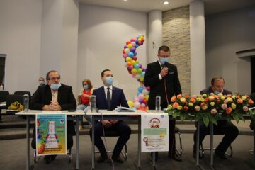 Premii în bani, distincții, diplome, trofee, flori pentru 41 de elevi care au luat 10 pe linie la evaluarea națională și la bacalaureat