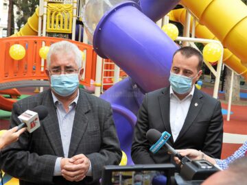 Primarul Ion Lungu și viceprimarul Lucian Harșovschi la inaugurarea locului de joacă din Parcul Central