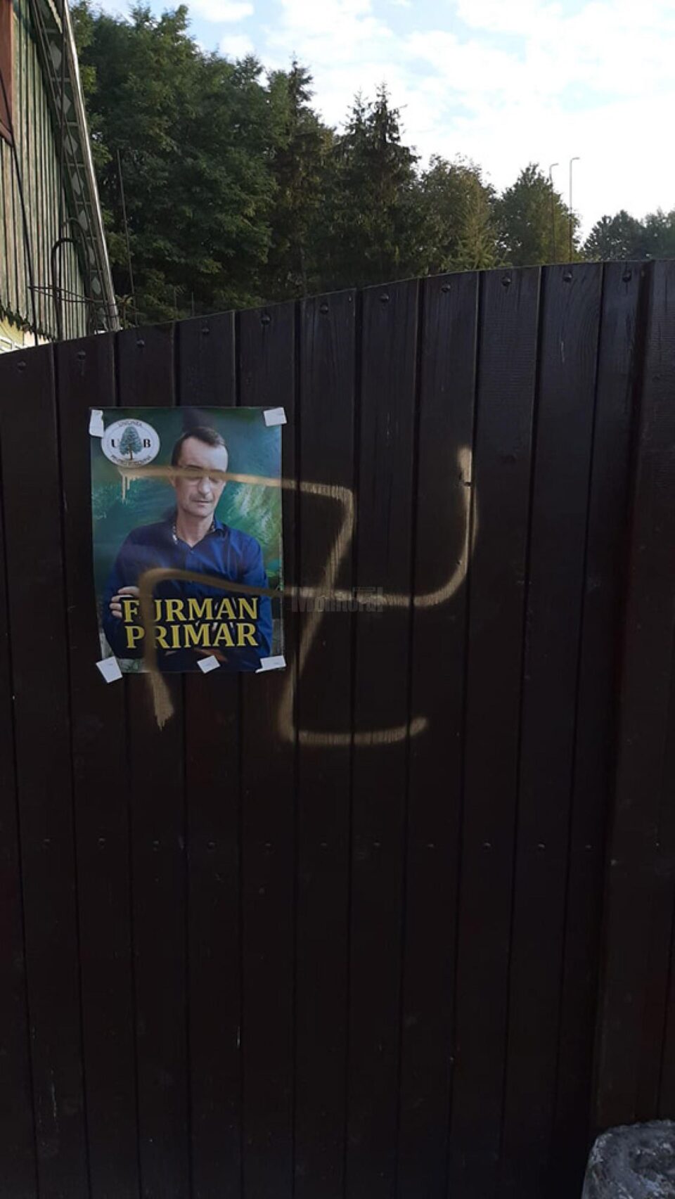 Svastică și mesaje antisemite, împotriva unui candidat la Primăria Dornești