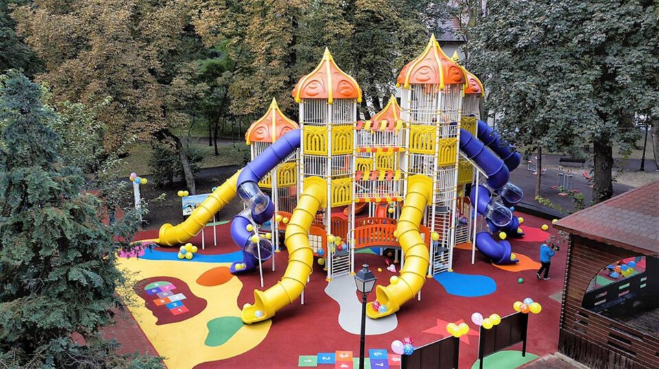 Loc de joacă de 600 de mp, pentru 150 de copii care se pot juca simultan, în Parcul Central al Sucevei Loc de joacă de 600 de mp, pentru 150 de copii care se pot juca simultan, în Parcul Central al Sucevei