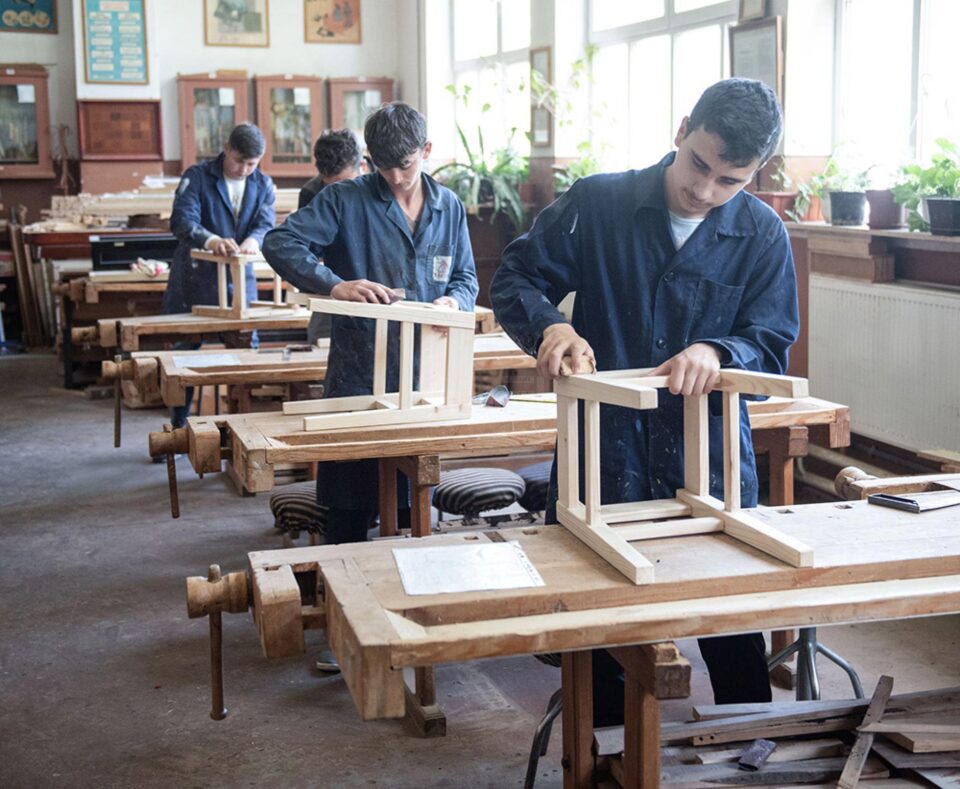 Zeci de elevi calificați la locul de muncă, printr-un proiect implementat de Colegiul „Petru Mușat”