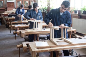 Zeci de elevi calificați la locul de muncă, printr-un proiect implementat de Colegiul „Petru Mușat”