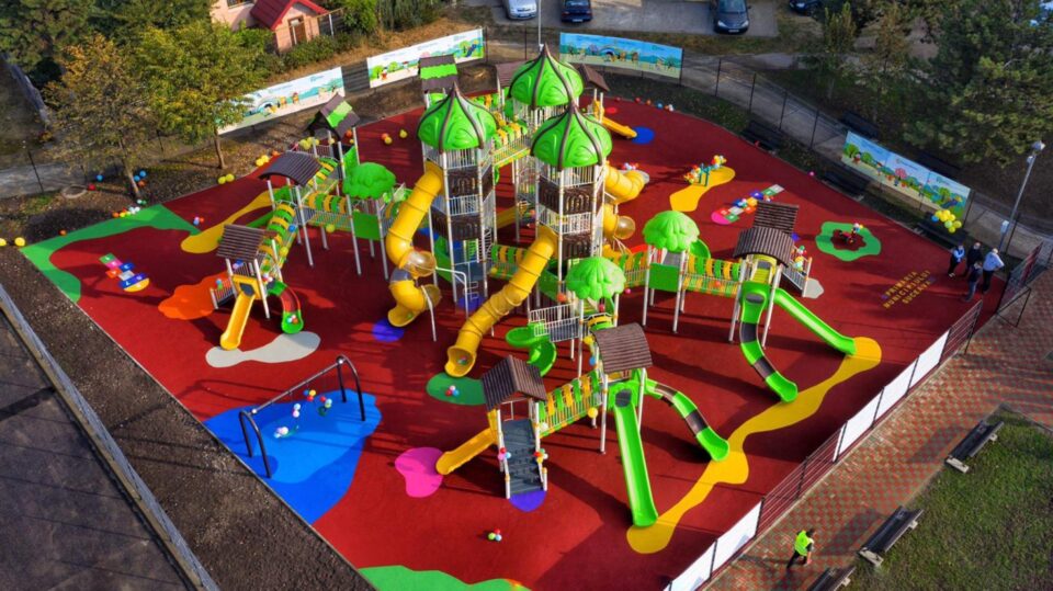 Noul loc de joacă de 1000 de mp în care se pot juca 165 de copii simultan, inaugurat vineri, în Burdujeni