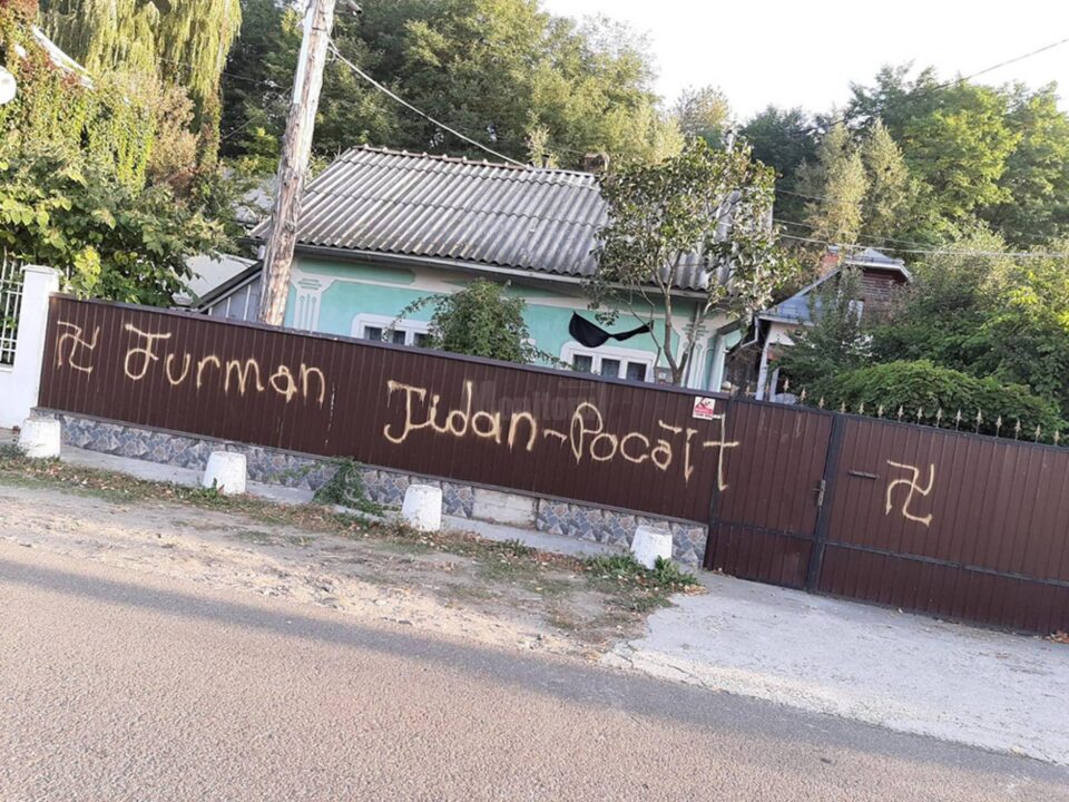 Svastică și mesaje antisemite, împotriva unui candidat la Primăria Dornești